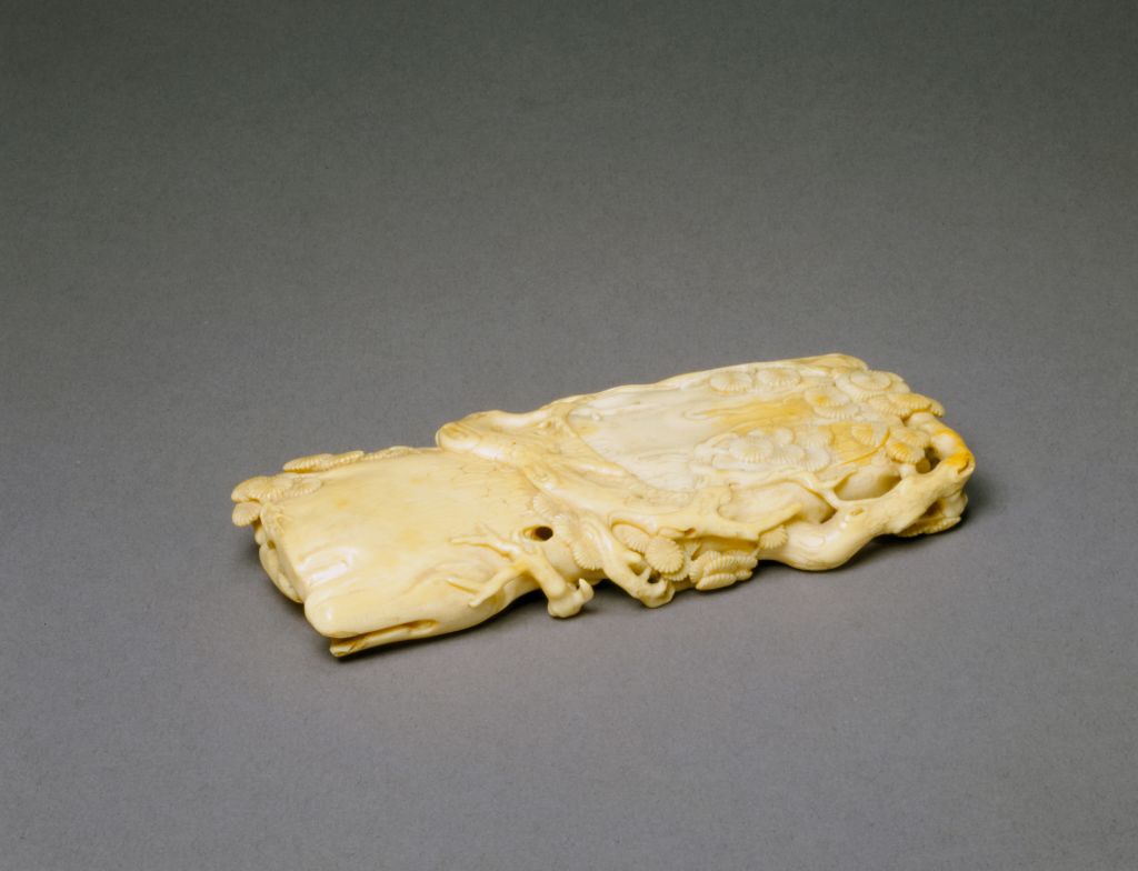 图片[1]-Ivory carved pine tree paperweight-China Archive